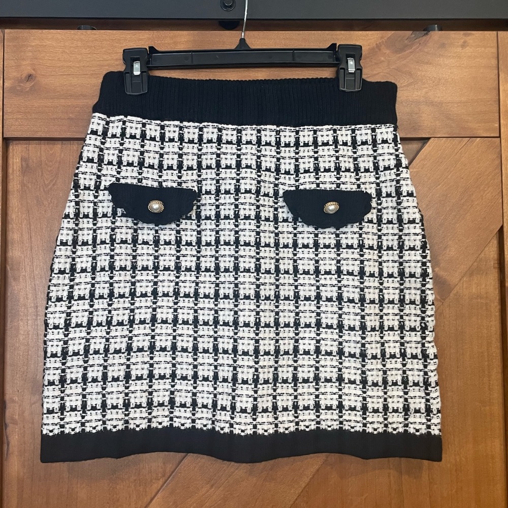 Soft knitted skirt and coco Chanel vibes!